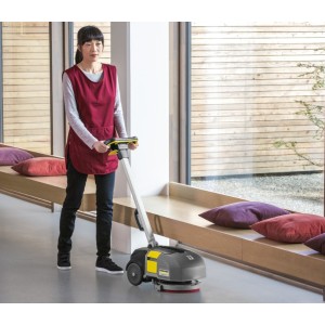 BD 30/4 C Bp Pack (900 m²/h 28cm 4 L) lakumulatorowa szorowarka Karcher automat szorujący