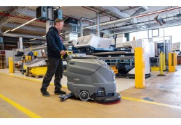 Profesjonalne mycie posadzek przemysłowych – szorowarki prowadzone ręcznie i z fotelem dla operatora